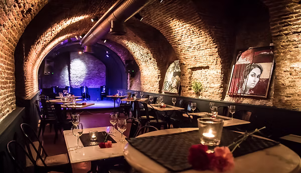 Disfruta de una experiencia única en Madrid, donde puedes degustar una exquisita cena mientras vives el mejor flamenco en vivo.